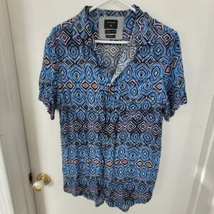 Quiksilver Men's Blue and Pink Geometric Short Sleeve Button-Up Shirt